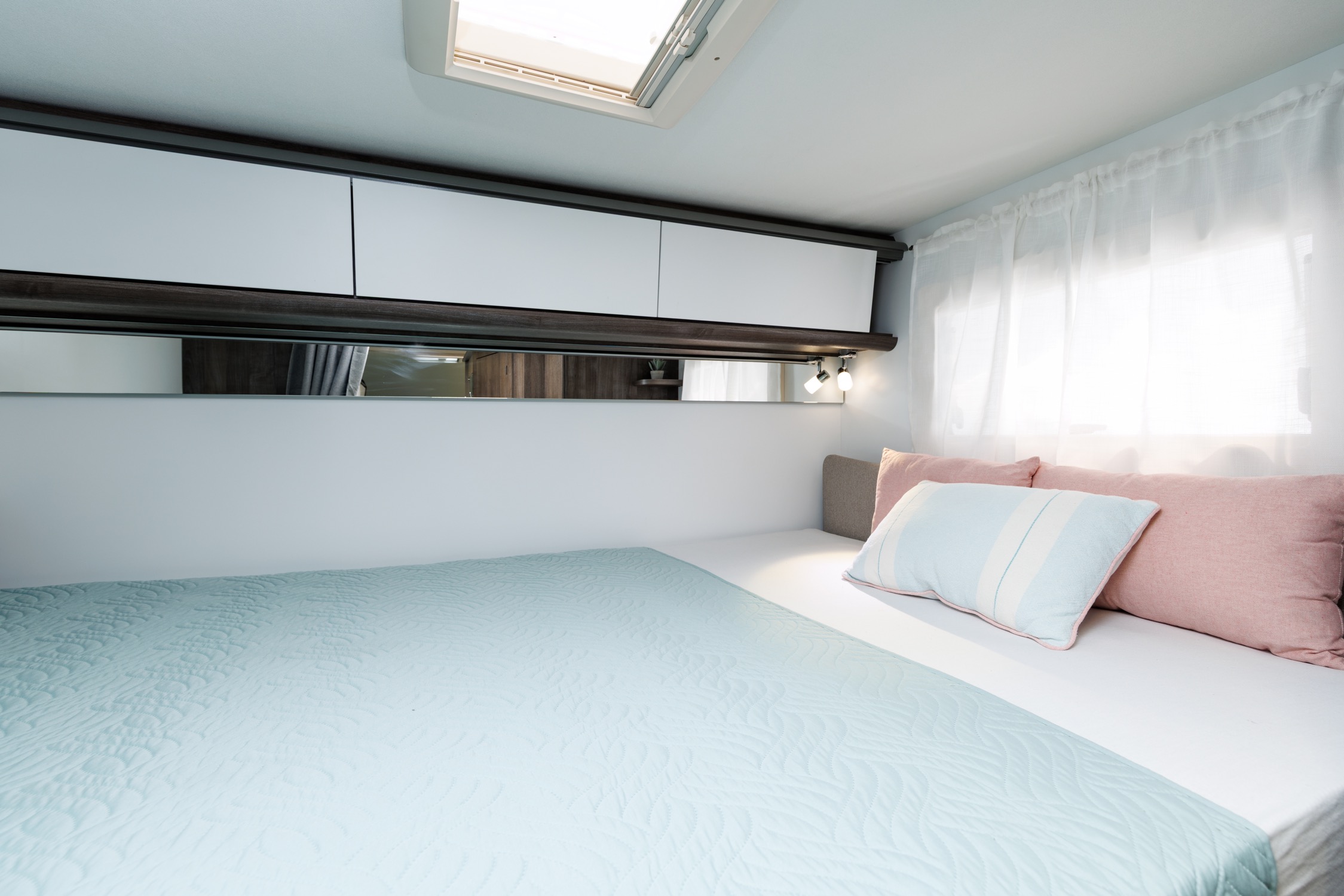 Cama trasera de matrimonio con ropa de cama