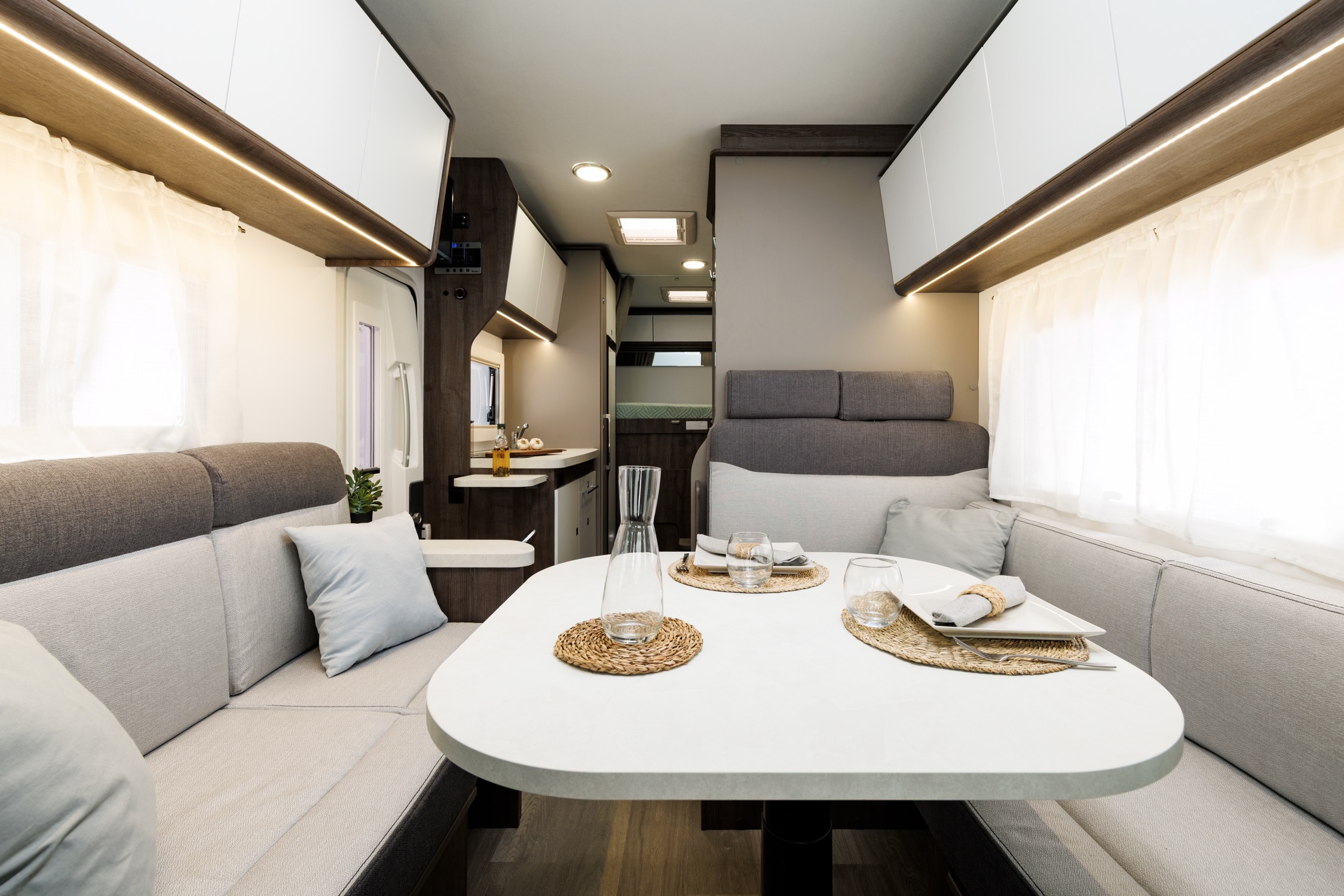 Salón en L con mesa central y sofás claros del Ford S344 UP